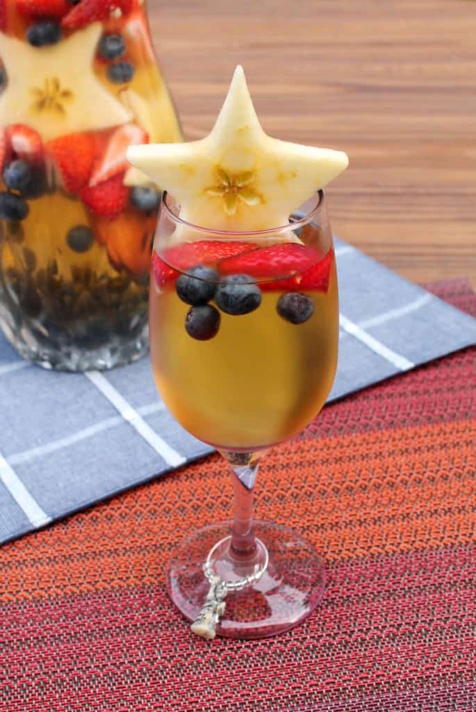 Red, White & Blue Sangria | The Spiffy Cookie