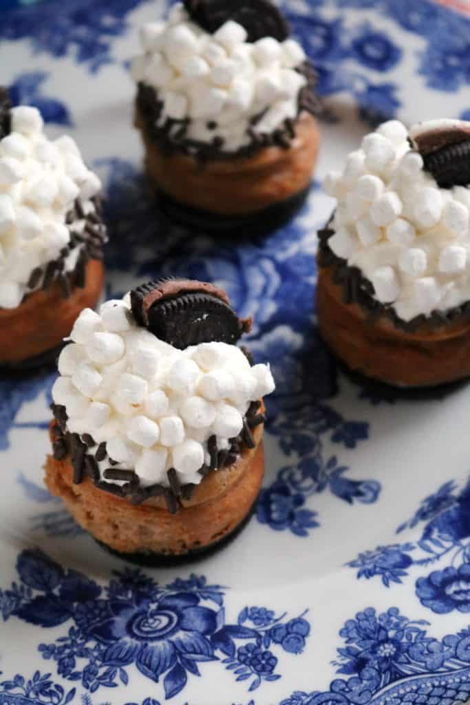 Mini Hot Cocoa Oreo Cheesecakes | The Spiffy Cookie