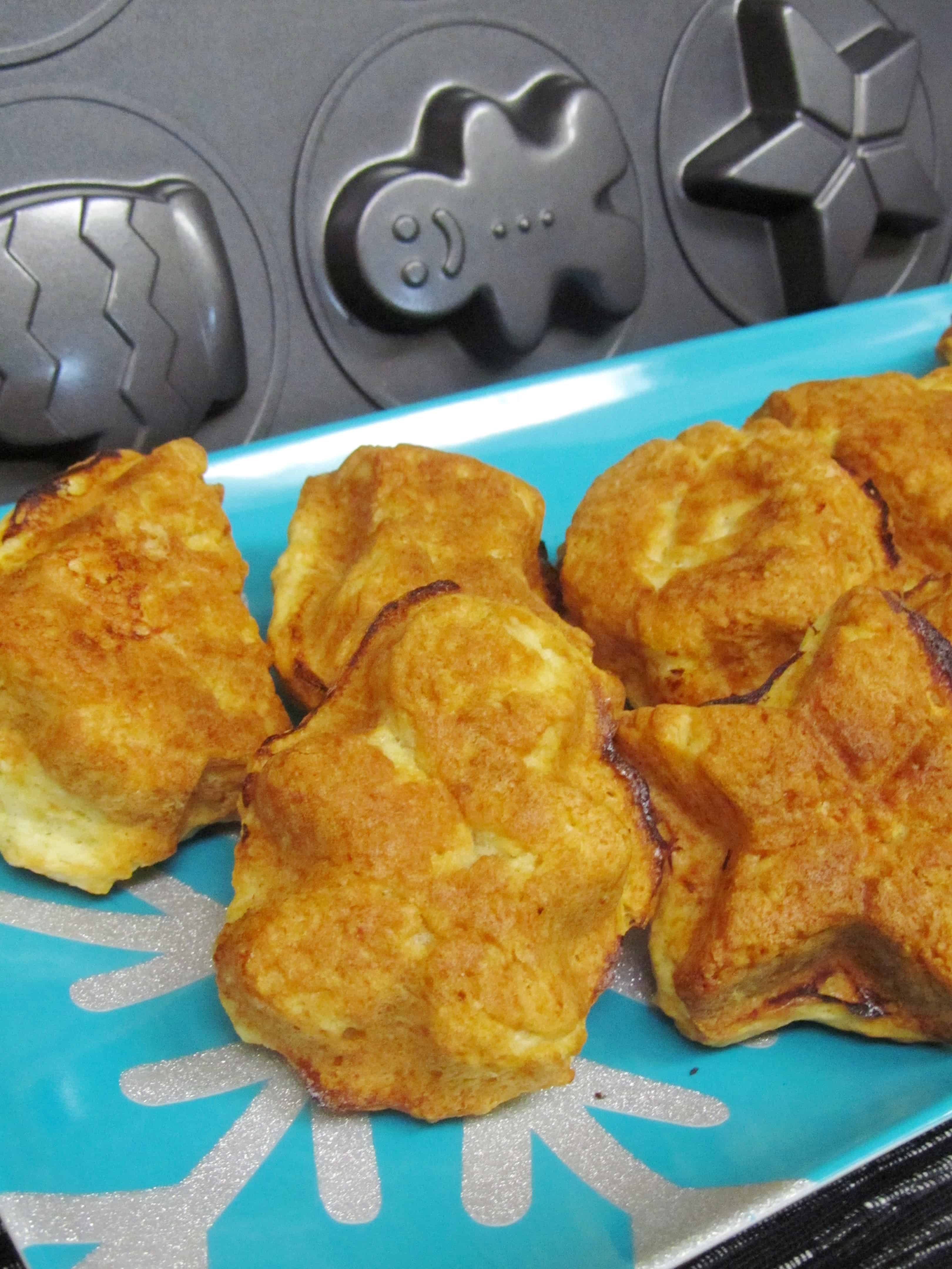 Review: Wilton Non-Stick Mini Holiday Pan & Buttermilk Biscuits